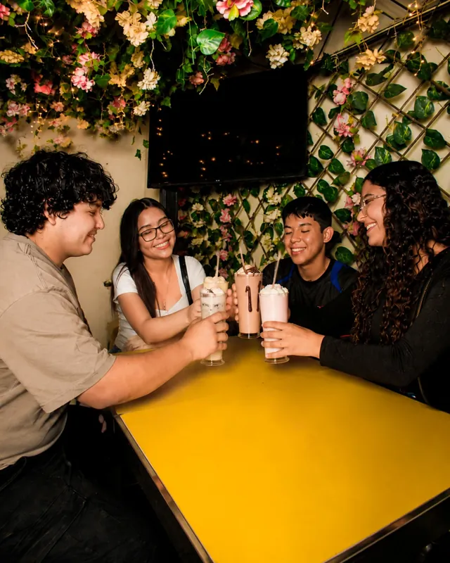 Amigos brindando en Pícalos